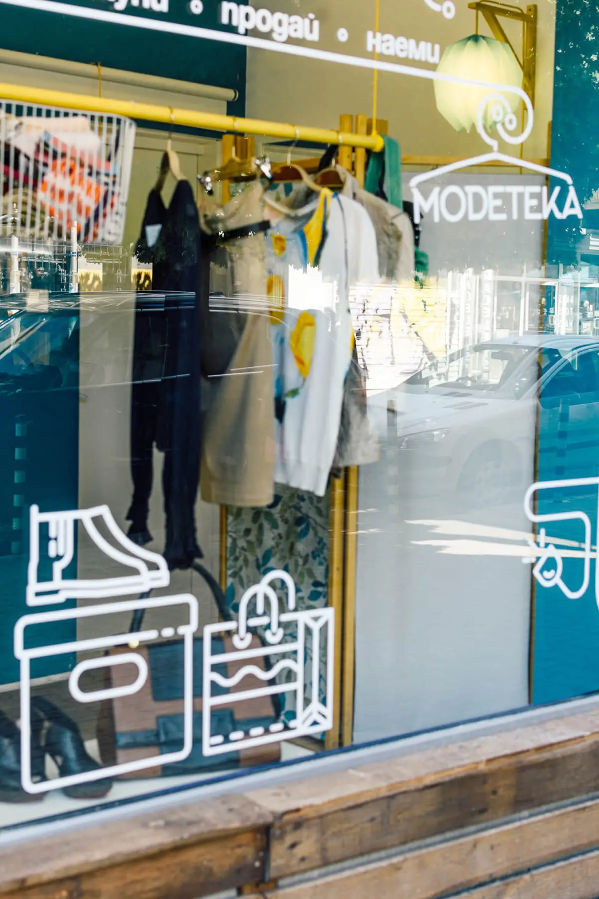 Photograph of the MODETEKA store widnow