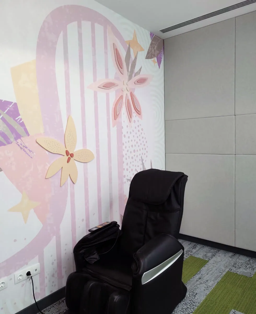 A custom wallpaper with 3D ornaments we designed and installed for one of the relax room in the VMware offices.